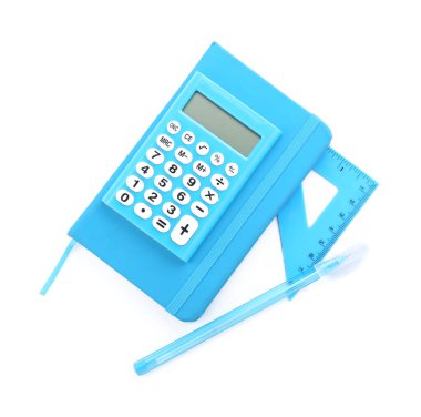 Beyaz arkaplanda modern hesap makinesi ve kırtasiye malzemesi