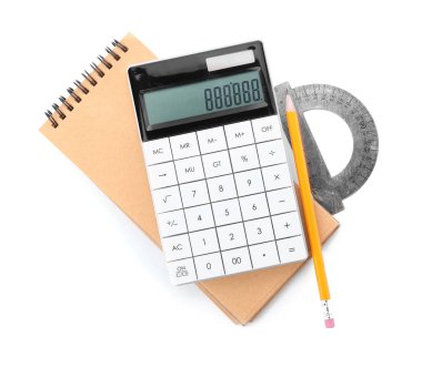 Beyaz arkaplanda modern hesap makinesi ve kırtasiye malzemesi