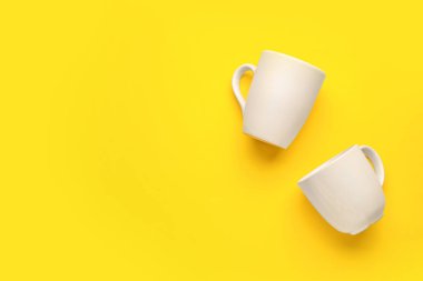 Renk arkaplanındaki boş bardaklar