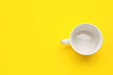 Renk arkaplan üzerine boş fincan