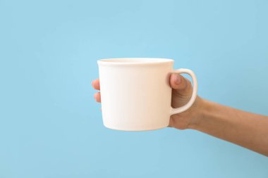 Renk arkaplan üzerinde fincan ile el