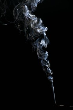 Esmer arka planda sigara dumanı