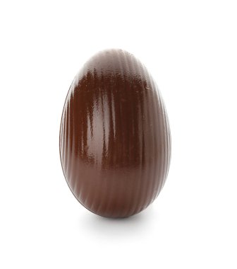 Beyaz arka planda çikolatalı Paskalya yumurtası