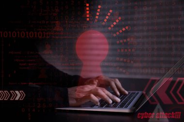 Dizüstü bilgisayar kullanan profesyonel bir erkek hacker.