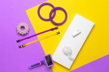 Renkli arka planda farklı hayvan bakım araçları