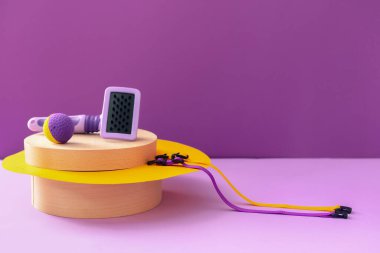 Renkli arka planda evcil oyuncakları ve aksesuarları olan yaratıcı kompozisyon