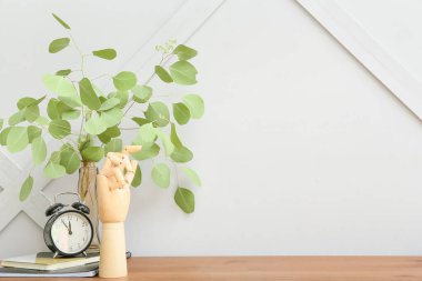 Masada çalar saati olan tahta el.