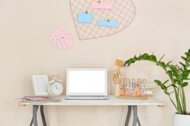 Ahşap elli ve dizüstü bilgisayarlı modern işyerinin iç mimarisi.