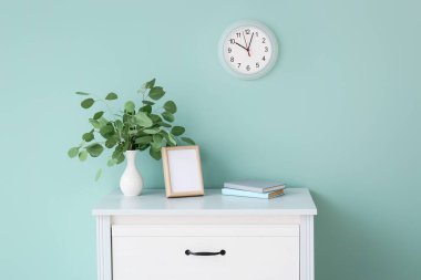 Renkli duvarın yanındaki modern çekmeceler.