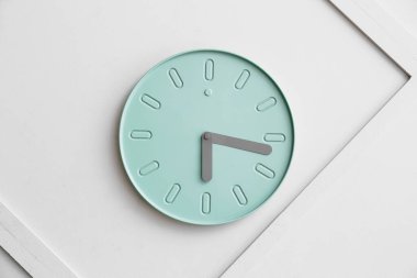 Işık duvarında asılı şık bir saat