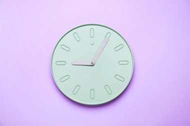 Renkli duvarda asılı şık bir saat