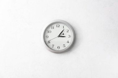 Işık duvarında asılı şık bir saat