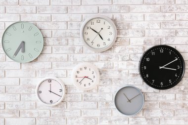 Duvarda asılı farklı stil saatler
