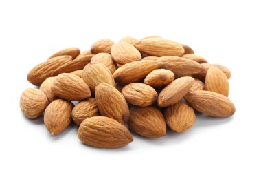 Beyaz arkaplanda sağlıklı bademler