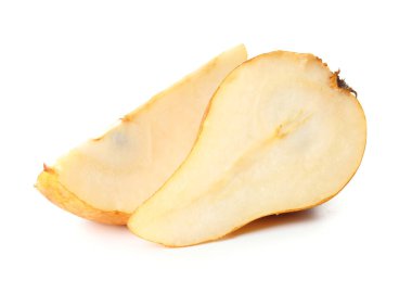 Beyaz zemin üzerinde taze kesilmiş armut