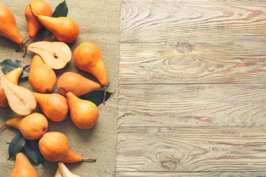 Tahta zeminde taze armutlar