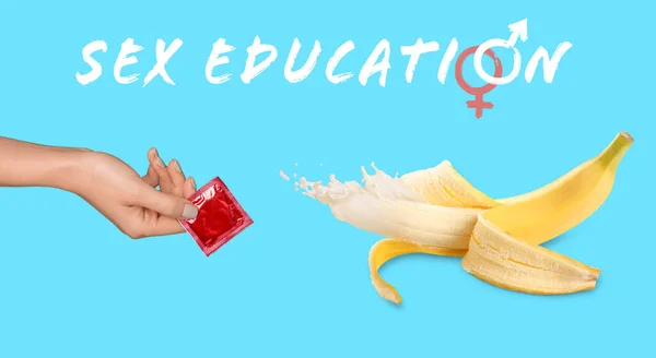 Kobieta Trzyma Prezerwatywę Dojrzały Banan Tle Koloru Pojęcie Edukacji Seksualnej — Zdjęcie stockowe