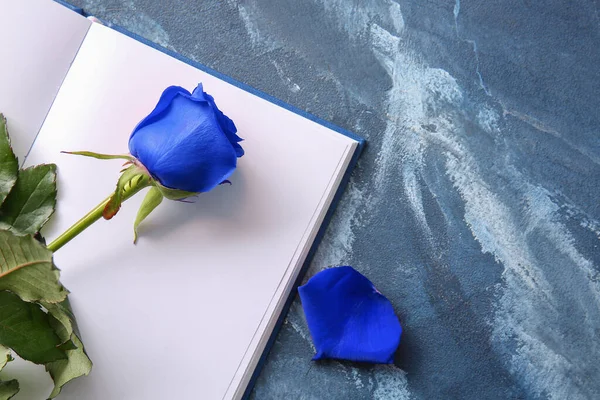 Libro Con Páginas Blanco Hermosa Rosa Azul Sobre Fondo Color — Foto de Stock