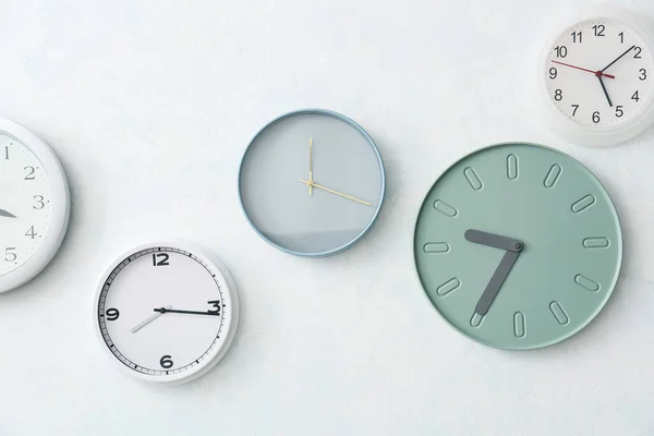 Aydınlık Duvarda Asılı Farklı Stil Saatler — Stok fotoğraf