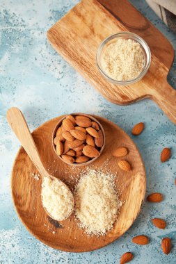 Badem unlu kaşık ve renkli fındıklı kase.