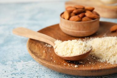 Renkli arkaplanda badem unlu kaşık