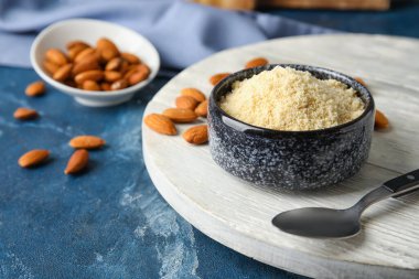 Renkli masada badem unlu kase.