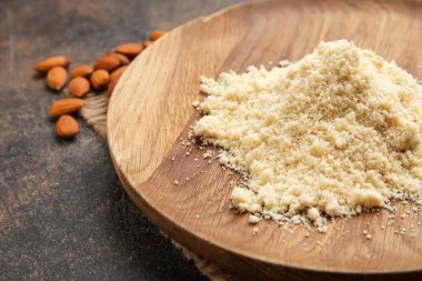 Koyu arkaplanda badem unlu tabak