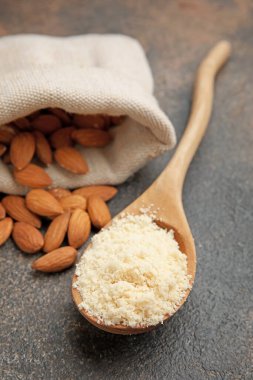 Grunge arka planında badem unlu kaşık