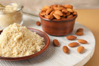 Tabakta badem unu var.