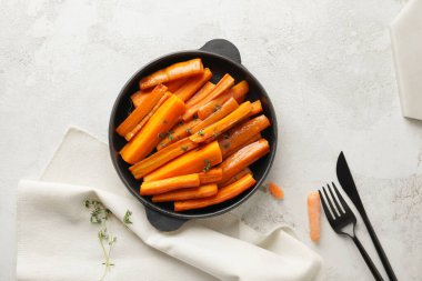 Hafif arkaplanda lezzetli pişmiş havuç tabağı