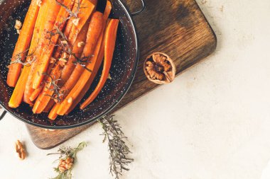 Hafif arkaplanda lezzetli pişmiş havuç tabağı