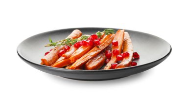 Beyaz arka planda lezzetli pişmiş havuç tabağı.