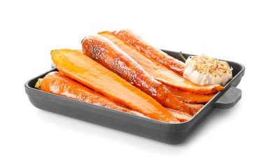 Beyaz arka planda lezzetli pişmiş havuç tabağı.