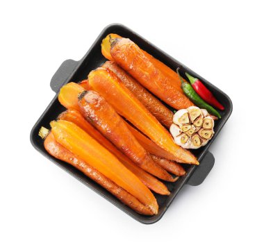 Beyaz arka planda lezzetli pişmiş havuç tabağı.