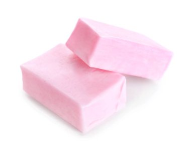 Beyaz arkaplanda diş etleri çiğneniyor