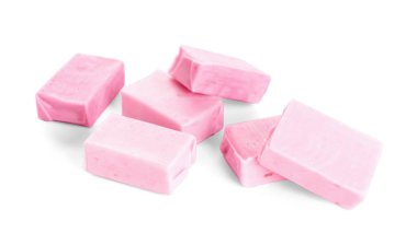 Beyaz arkaplanda diş etleri çiğneniyor