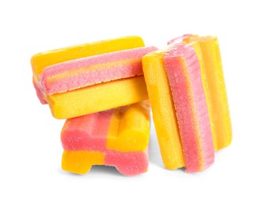 Beyaz arkaplanda diş etleri çiğneniyor