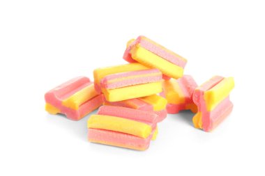 Beyaz arkaplanda diş etleri çiğneniyor