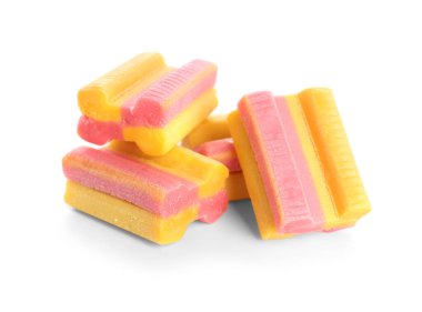 Beyaz arkaplanda diş etleri çiğneniyor