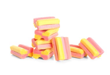 Beyaz arkaplanda diş etleri çiğneniyor