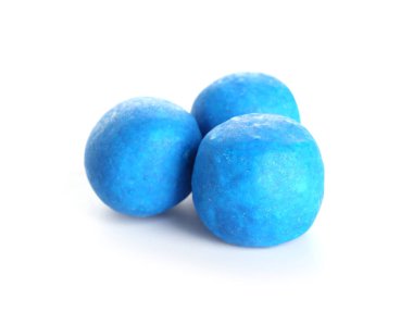 Beyaz arkaplanda diş etleri çiğneniyor