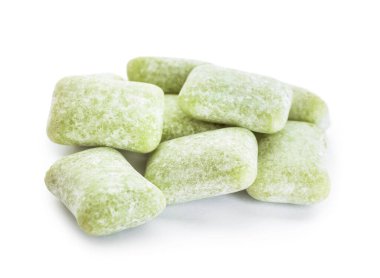 Beyaz arkaplanda diş etleri çiğneniyor