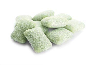 Beyaz arkaplanda diş etleri çiğneniyor