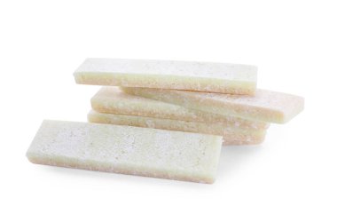 Beyaz arkaplanda diş etleri çiğneniyor