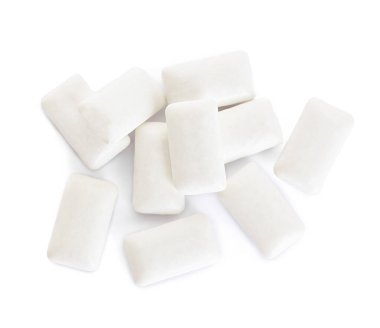 Beyaz arkaplanda diş etleri çiğneniyor