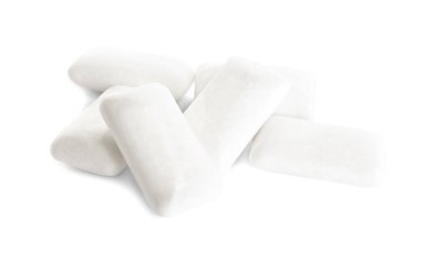 Beyaz arkaplanda diş etleri çiğneniyor