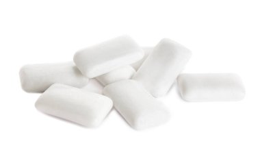 Beyaz arkaplanda diş etleri çiğneniyor