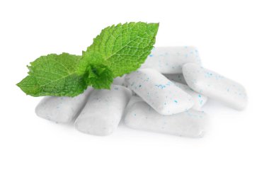 Beyaz arkaplanda naneli sakız çiğneme