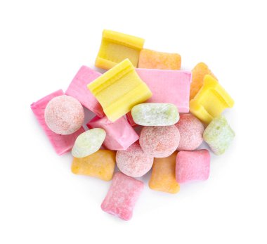 Beyaz arkaplanda diş etleri çiğneniyor