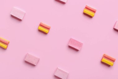 Dişetleri renk arkaplanı üzerinde çiğniyor